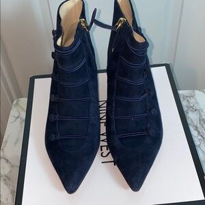 Nine West Zadan blue suede pointed-toe ankle boots Size 8.5 military Victorian